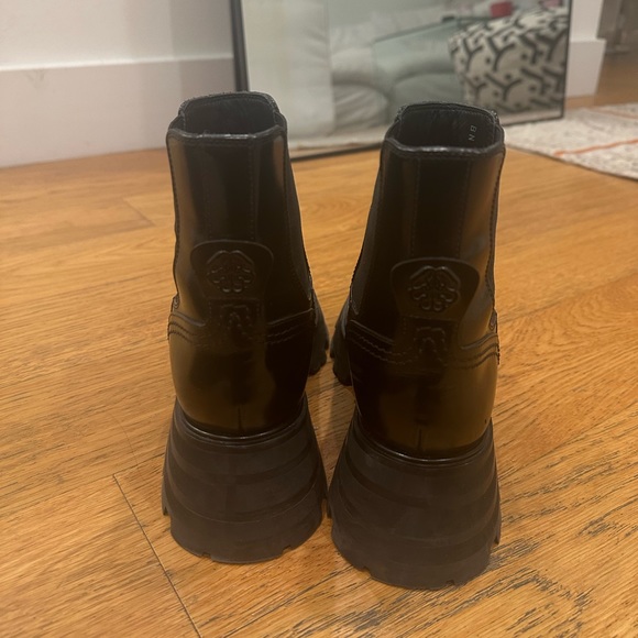 Alexander McQueen Women’s Wander Chelsea Boots - Picture 5 of 7